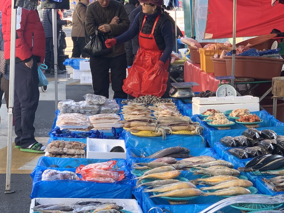 25일 낮 12시10분께 동두천시 전통시장이 설 명절을 사흘 앞두고 열린 ‘오일장’으로 북적이고 있다. (사진=오기춘 기자)