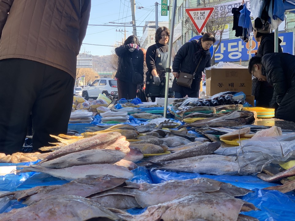 25일 낮 12시10분께 동두천시 전통시장이 설 명절을 사흘 앞두고 열린 ‘오일장’으로 북적이고 있다. (사진=오기춘 기자)