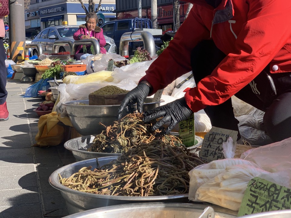 25일 낮 12시10분께 동두천시 전통시장이 설 명절을 사흘 앞두고 열린 ‘오일장’으로 북적이고 있다. (사진=오기춘 기자)