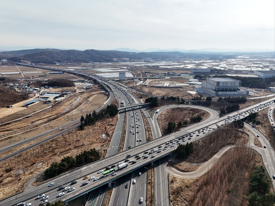 연휴 둘째 날인 26일 일요일 오전 11시 20분께 중부고속도로와 영동고속도로가 만나는 호법분기점에 귀성 차량이 점차 늘어나면서 정체를 빚고 있다. (사진=송석원 기자)