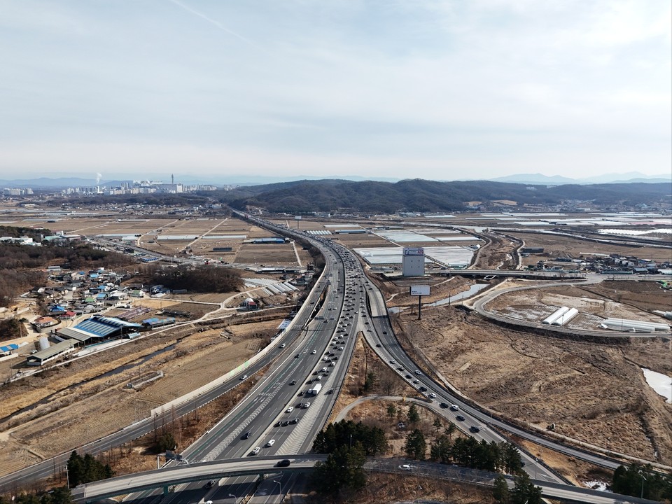 연휴 둘째 날인 26일 일요일 오전 11시 20분께 중부고속도로와 영동고속도로가 만나는 호법분기점에 영동고속도로 방향 귀성 차량이 점차 늘어나면서 정체를 빚고 있다. (사진=송석원 기자)