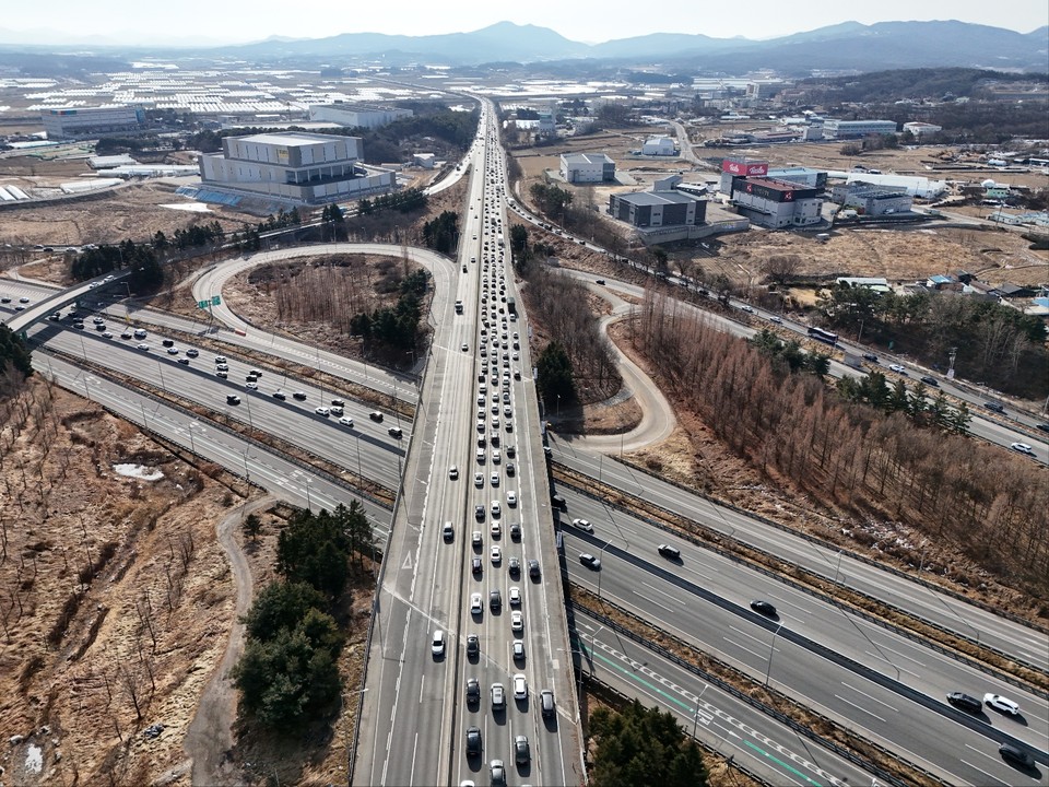 연휴 둘째 날인 26일 일요일 오전 11시 20분께 중부고속도로와 영동고속도로가 만나는 호법분기점에 중부고속도로 하행선 귀성차량이 점차 늘어나면서 정체를 빚고 있다. (사진=송석원 기자)