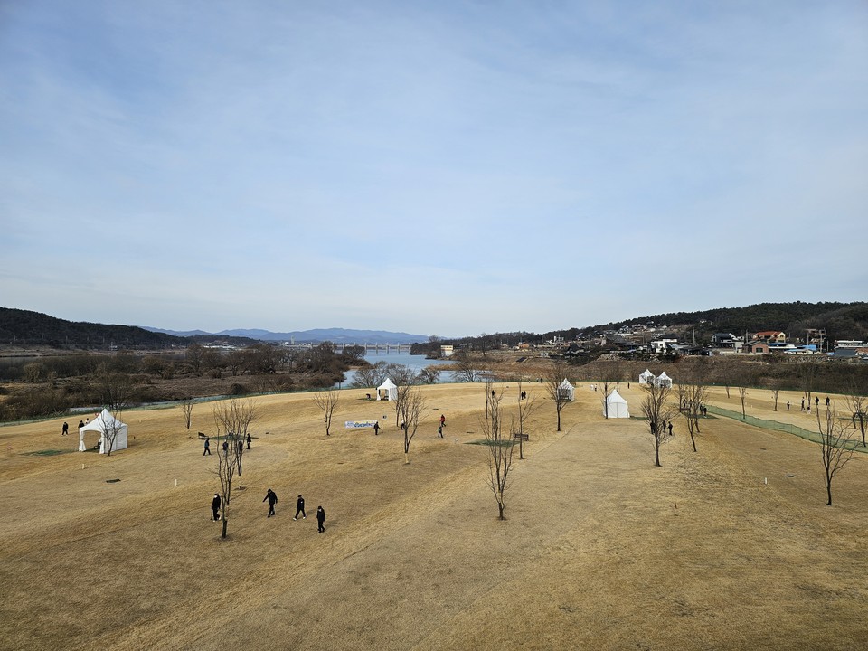 설 연휴 둘째 날인 26일 오전 10시40분께 여주 현암동 파크골프장에서 많은 시민들이 파크골프를 즐기고 있다. (사진=김광섭 기자)