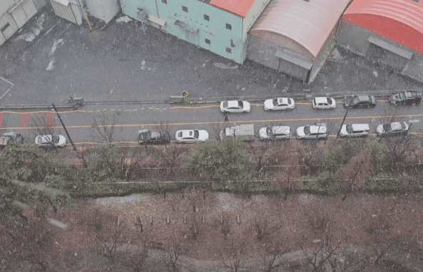 설 연휴 셋째 날인 27일 전국에 많은 눈이 내리고 있어 귀성·귀경 차량 운행 시 각별한 주의와 함께 농작물 시설 피해 예방이 요구된다. 영상은 인ㄹ 오전 8시50분께 여주시 현암동에 내리고 있는 눈. (영상=김광섭 기자)