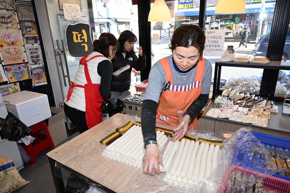 갓 튀긴 동그랑땡과 노릇하게 부친 전에서 풍겨오는 고소한 냄새가 시장 곳곳을 감싸고, 갓 뽑아낸 따끈따끈한 가래떡의 달콤한 김이 퍼지며 설 명절의 정취를 돋운다. (사진제공=시흥시)