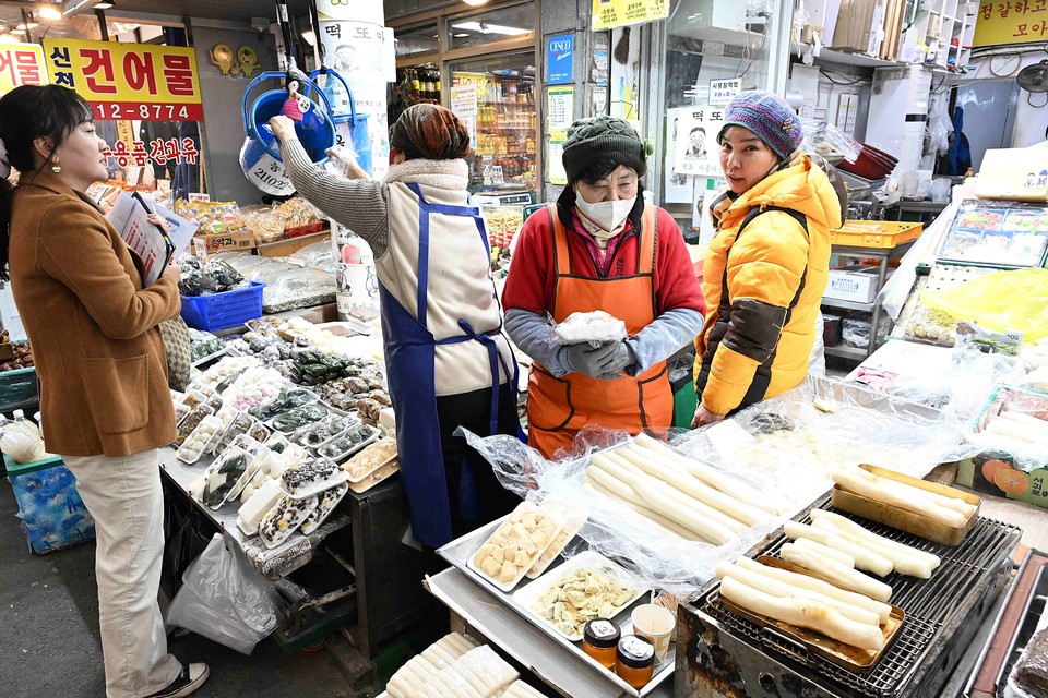 갓 튀긴 동그랑땡과 노릇하게 부친 전에서 풍겨오는 고소한 냄새가 시장 곳곳을 감싸고, 갓 뽑아낸 따끈따끈한 가래떡의 달콤한 김이 퍼지며 설 명절의 정취를 돋운다. (사진제공=시흥시)
