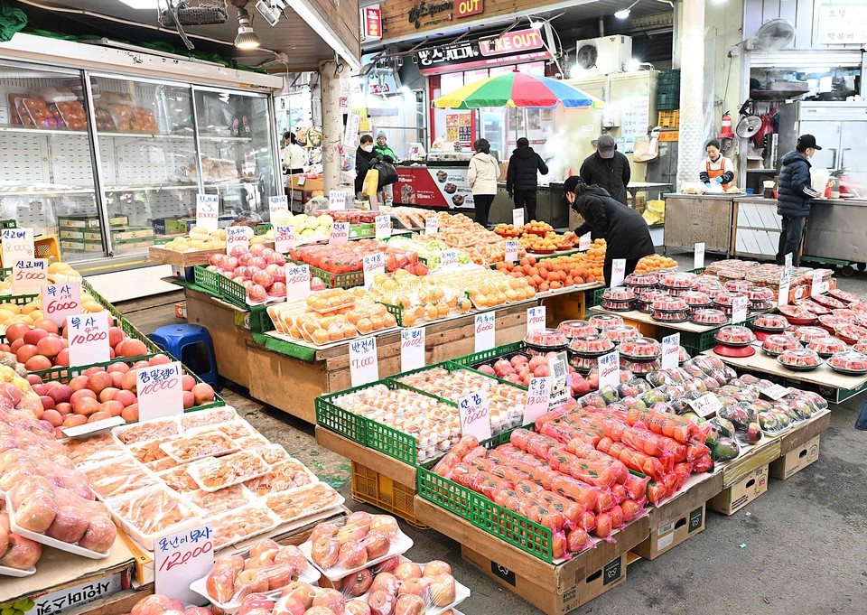 갓 튀긴 동그랑땡과 노릇하게 부친 전에서 풍겨오는 고소한 냄새가 시장 곳곳을 감싸고, 갓 뽑아낸 따끈따끈한 가래떡의 달콤한 김이 퍼지며 설 명절의 정취를 돋운다. (사진제공=시흥시)