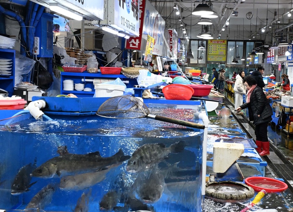 갓 튀긴 동그랑땡과 노릇하게 부친 전에서 풍겨오는 고소한 냄새가 시장 곳곳을 감싸고, 갓 뽑아낸 따끈따끈한 가래떡의 달콤한 김이 퍼지며 설 명절의 정취를 돋운다. (사진제공=시흥시)