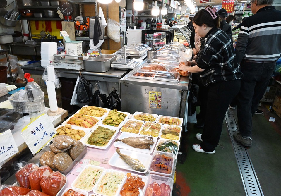 갓 튀긴 동그랑땡과 노릇하게 부친 전에서 풍겨오는 고소한 냄새가 시장 곳곳을 감싸고, 갓 뽑아낸 따끈따끈한 가래떡의 달콤한 김이 퍼지며 설 명절의 정취를 돋운다. (사진제공=시흥시)