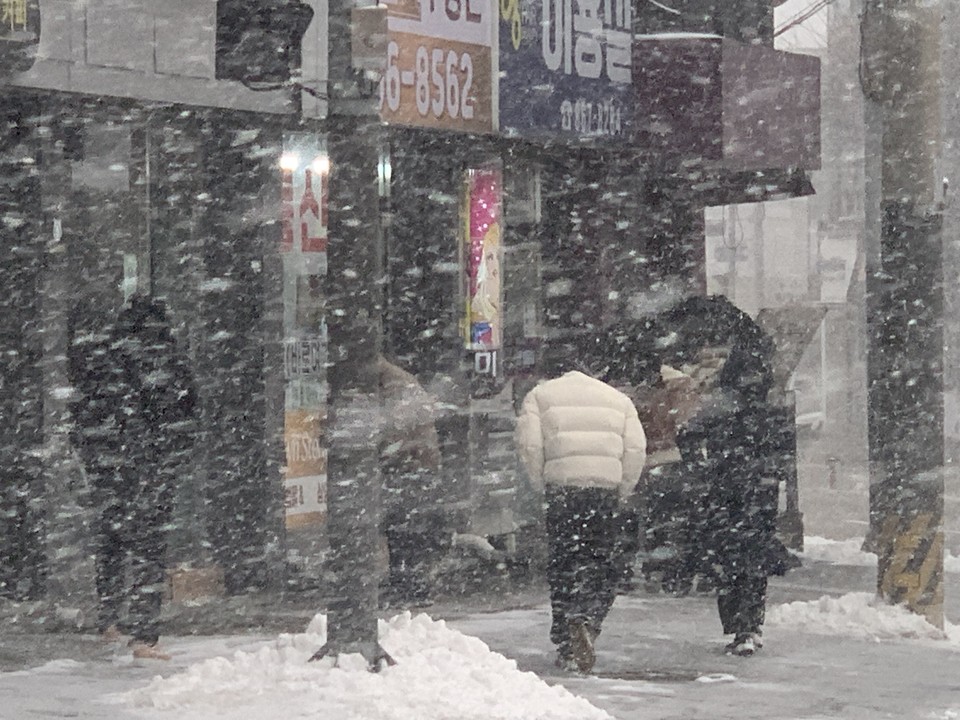 27일 오후 3시10분께 동두천 시내에서 눈보라를 만난 시민들이 눈을 피해 바쁜 걸음을 재촉 하고 있다. (사진=오기춘 기자)