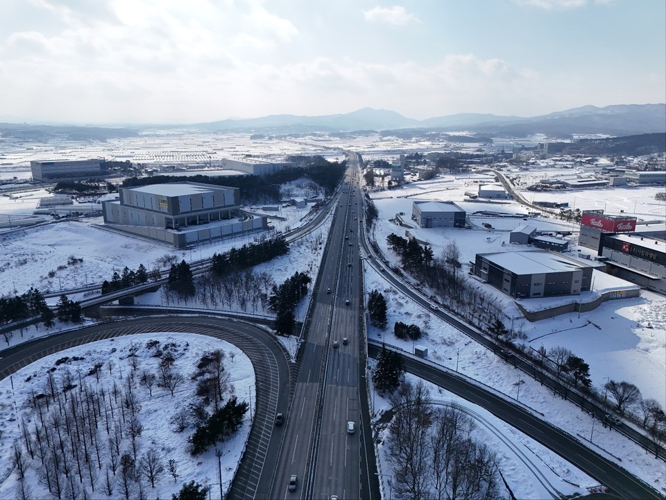설날인 29일 오전 10시48분께 중부고속도로와 영동고속도로가 만나는 호법분기점 교통상황은 대체로 원활한 흐름을 보이고 있다. 사진은 이 시각 중부고속도로 모습. (사진=송석원 기자)