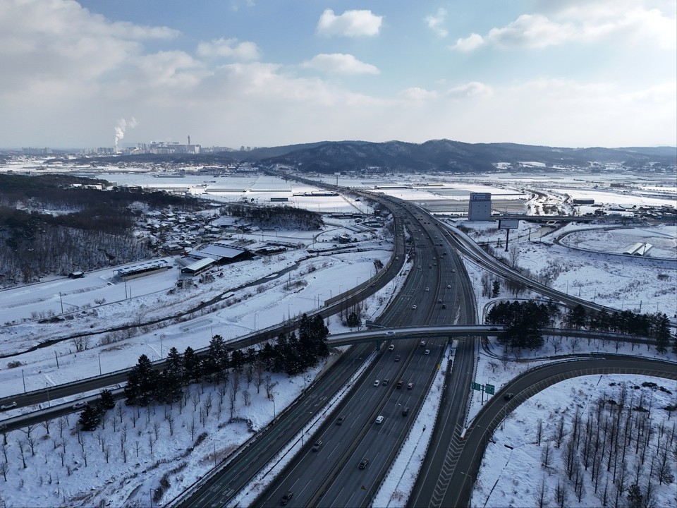 설날인 29일 오전 10시48분께 중부고속도로와 영동고속도로가 만나는 호법분기점 교통상황은 대체로 원활한 흐름을 보이고 있다. 사진은 이천 호법분기점 영동고속도로 모습. (사진=송석원 기자)