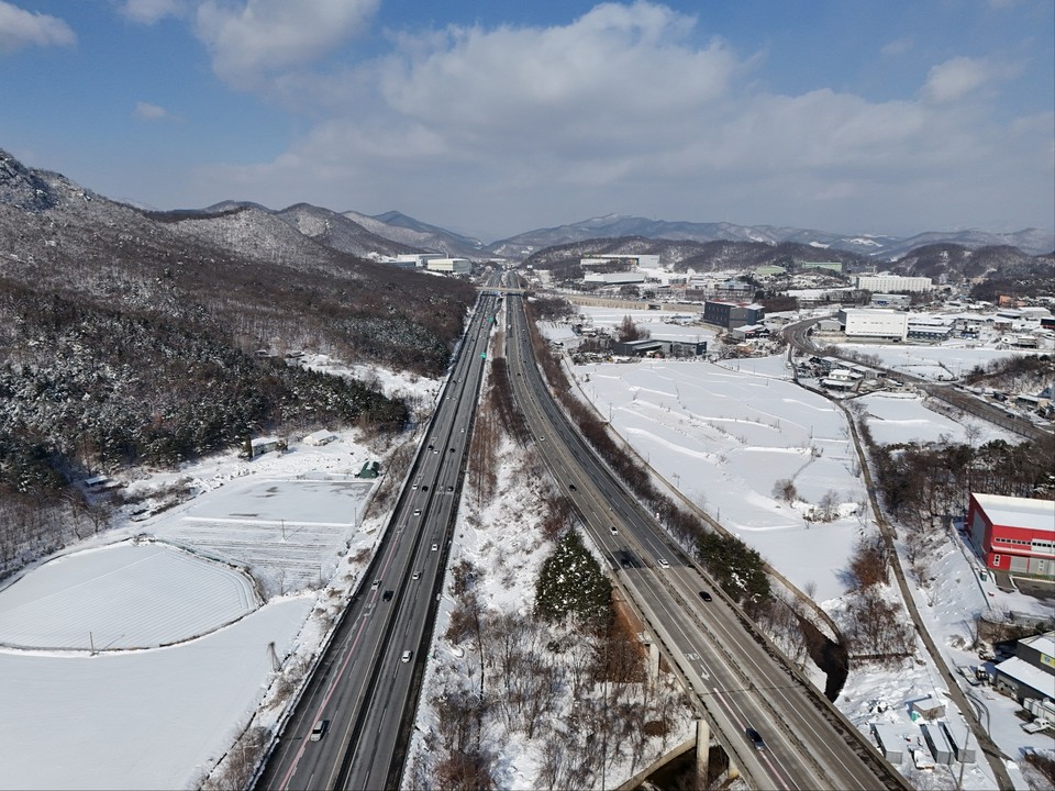 설날인 29일 오전 11시10분께 이천 마장면 목리 구간 중부고속도로 교통상황은 대체로 원활한 흐름을 보이고 있다. (사진=송석원 기자)