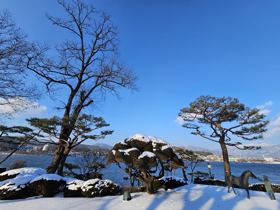 설 연휴 엿새째인 30일 목요일 수도권(경기·인천) 지역은 대체로 맑다가 낮부터 가끔 구름 많은 날씨를 보이겠다. 전날보다 기온이 뚝 떨어져 춥겠고, 이 추위는 다음날 오전까지 이어지겠다. 그동안 내린 눈이 얼어붙는 등 빙판길과 도로 살얼음에 각별히 유의해야 한다. 사진은 29일 오후 양평 남한강변 전경. (사진=이건구 기자)