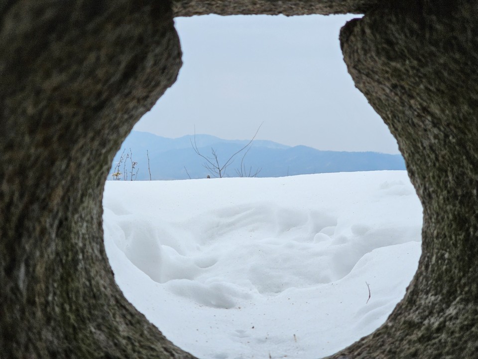 입춘(立春)을 사흘 앞둔 31일 오전 11시20분께 안성시 죽산면 죽주산성 북포루에서 바라본 모습이 꼭 조선시대 도자기를 닮았다. 북포루는 대포를 쏠 수 있게 만든 누각이다. (사진=김종대 기자)