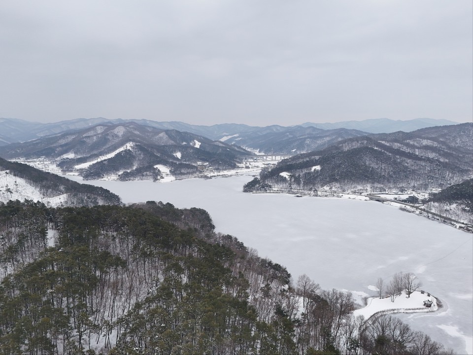 31일 오후 1시27분께 수려한 풍광을 가진 안성 금광호수를 한눈에 전망할 수 있는 금광호수 하늘전망대와 하늘탐방로가 주변에 쌓인 흰눈과 함께 한폭의 수묵화를 연상시키고 있다. (사진=김종대 기자)