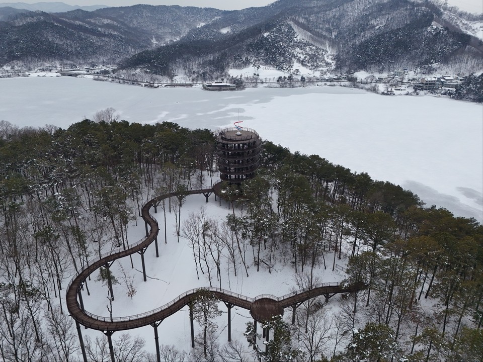 31일 오후 1시27분께 수려한 풍광을 가진 안성 금광호수를 한눈에 전망할 수 있는 금광호수 하늘전망대와 하늘탐방로가 주변에 쌓인 흰눈과 함께 한폭의 수묵화를 연상시키고 있다. (사진=김종대 기자)