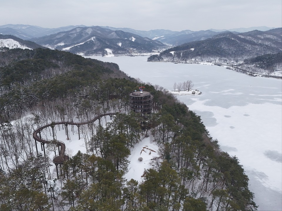 31일 오후 1시27분께 수려한 풍광을 가진 안성 금광호수를 한눈에 전망할 수 있는 금광호수 하늘전망대와 하늘탐방로가 주변에 쌓인 흰눈과 함께 한폭의 수묵화를 연상시키고 있다. (사진=김종대 기자)