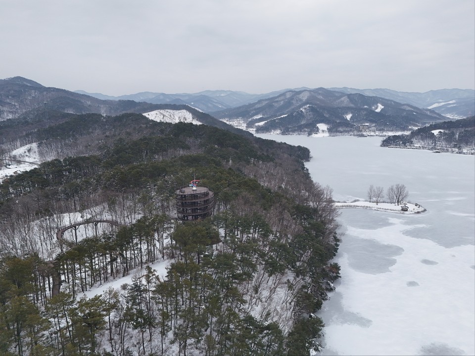 31일 오후 1시27분께 수려한 풍광을 가진 안성 금광호수를 한눈에 전망할 수 있는 금광호수 하늘전망대와 하늘탐방로가 주변에 쌓인 흰눈과 함께 한폭의 수묵화를 연상시키고 있다. (사진=김종대 기자)