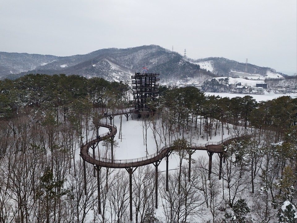 31일 오후 1시27분께 수려한 풍광을 가진 안성 금광호수를 한눈에 전망할 수 있는 금광호수 하늘전망대와 하늘탐방로가 주변에 쌓인 흰눈과 함께 한폭의 수묵화를 연상시키고 있다. (사진=김종대 기자)