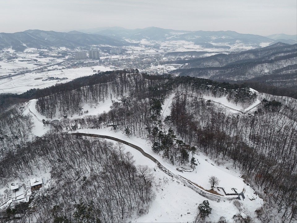 31일 오전 11시30분께 임진왜란 때 격전지였던 옛 군사 요충지 안성의 ‘죽주산성’을 찾았다. 이날 죽주산성은 지난 27일부터 이틀간 내린 눈으로, 온통 하얗게 변했다. (사진=김종대 기자)