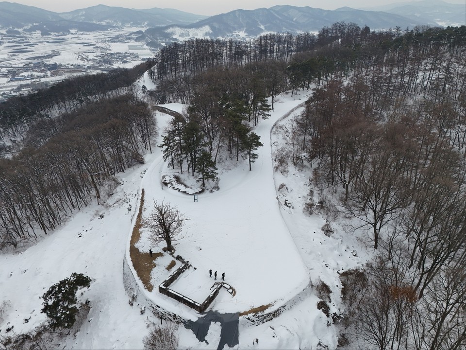 31일 오전 11시30분께 임진왜란 때 격전지였던 옛 군사 요충지 안성의 ‘죽주산성’을 찾았다. 이날 죽주산성은 지난 27일부터 이틀간 내린 눈으로, 온통 하얗게 변했다. (사진=김종대 기자)