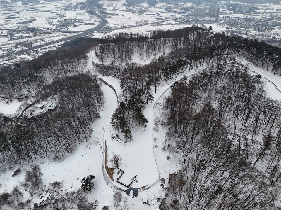 31일 오전 11시30분께 임진왜란 때 격전지였던 옛 군사 요충지 안성의 ‘죽주산성’을 찾았다. 이날 죽주산성은 지난 27일부터 이틀간 내린 눈으로, 온통 하얗게 변했다. (사진=김종대 기자)