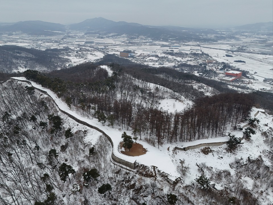 31일 오전 11시30분께 임진왜란 때 격전지였던 옛 군사 요충지 안성의 ‘죽주산성’을 찾았다. 이날 죽주산성은 지난 27일부터 이틀간 내린 눈으로, 온통 하얗게 변했다. (사진=김종대 기자)