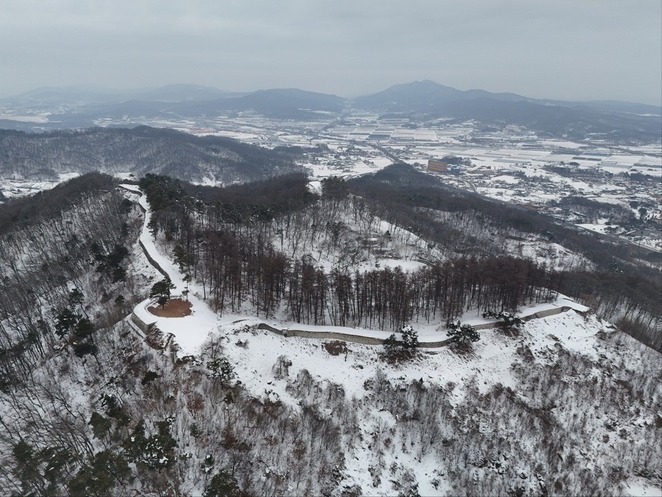 31일 오전 11시30분께 임진왜란 때 격전지였던 옛 군사 요충지 안성의 ‘죽주산성’을 찾았다. 이날 죽주산성은 지난 27일부터 이틀간 내린 눈으로, 온통 하얗게 변했다. (사진=김종대 기자)