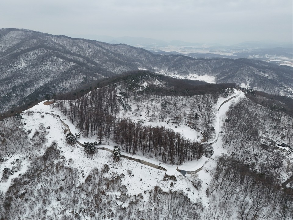 31일 오전 11시30분께 임진왜란 때 격전지였던 옛 군사 요충지 안성의 ‘죽주산성’을 찾았다. 이날 죽주산성은 지난 27일부터 이틀간 내린 눈으로, 온통 하얗게 변했다. (사진=김종대 기자)
