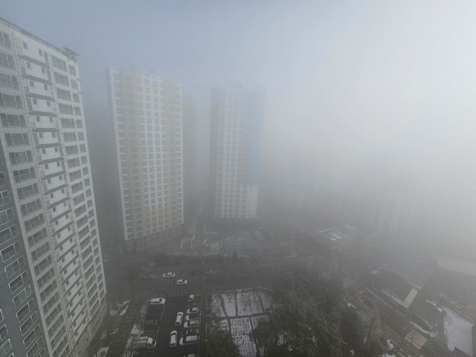 내륙을 중심으로 가시거리가 짧은 짙은 안개가 껴 차량 운행 시 브랙아이스 등 각별한 주의가 요구된다. (사진=김광섭 기자)