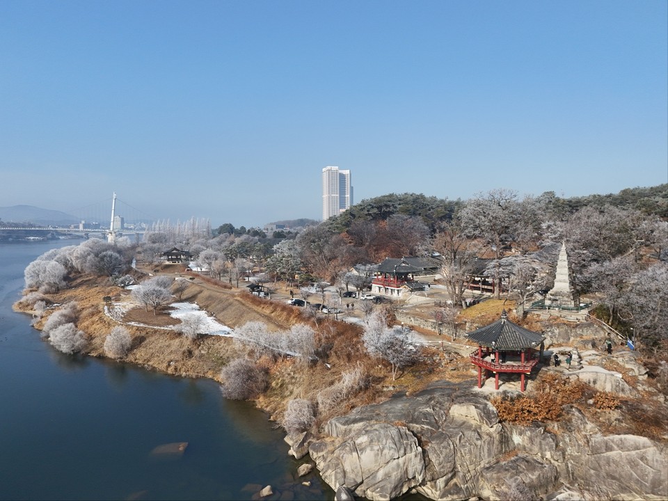 절기상 입춘을 하루 앞둔 2일 오전 11시12분께 여주시 남한강변 천년고찰 신륵사 인근에 짙게 낀 안개가 사라진 자리에 상고대가 활짝 피어 있다. (사진=김광섭 기자)