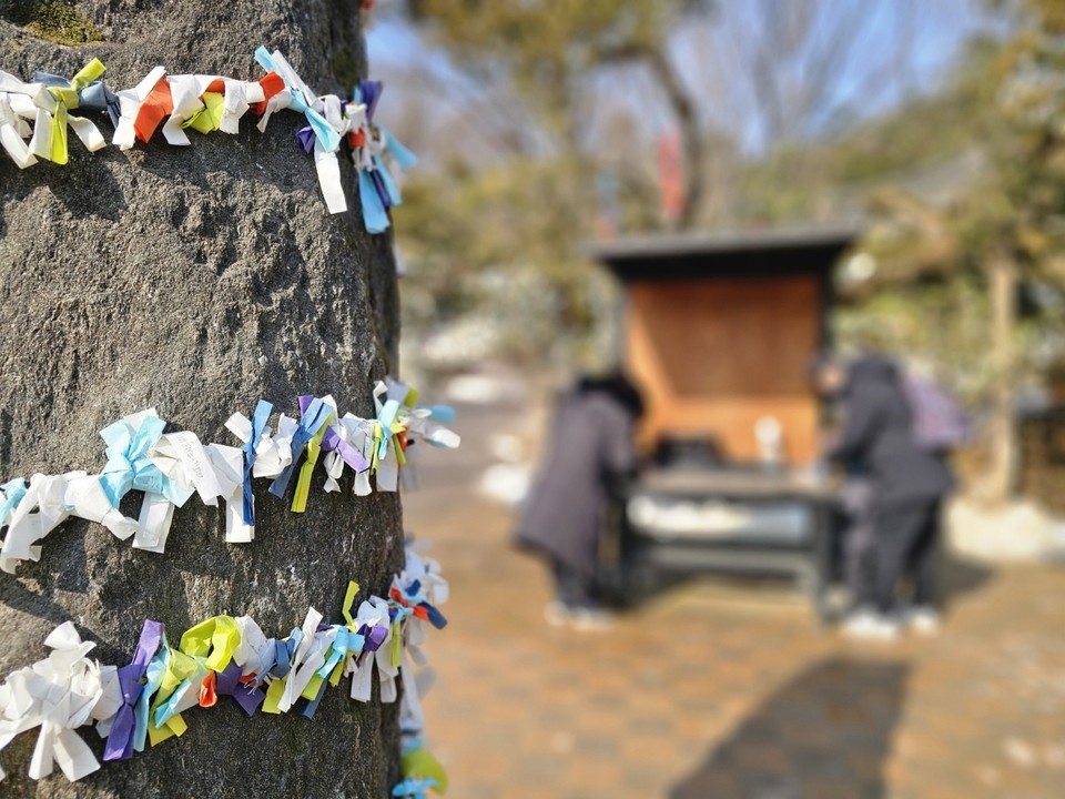 입춘(立春)을 하루 앞둔 2일 오후 1시16분께 용인 한국민속촌을 찾은 행락객들이 소원지를 적으며 포근한 휴일을 즐기고 있다. (사진=김광섭 기자)