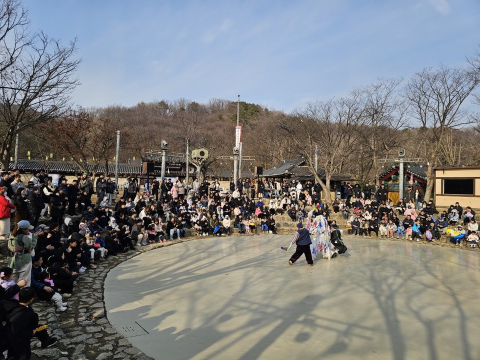 입춘을 하루 앞둔 2일 오후 3시10분께 용인시 한국민속촌에서 스페셜 이벤트 '어흥' 공연이 펼쳐지고 있다. (사진=김광섭 기자)