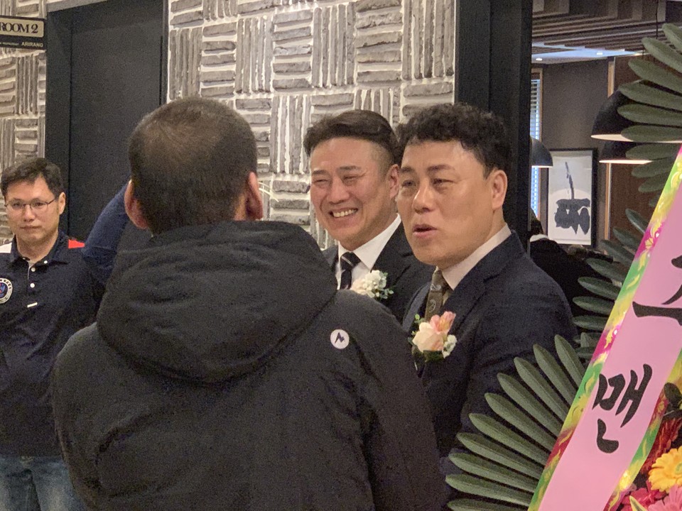 2일 오후 1시께 동두천시 당구연맹은 추철호 체육 회장, 임상오 경기도의회 안전위원장 및 시의원 등 관계자 100여 명이 참석한 가운데 지행동의 한 음식점에서 회장 이취임식을 개최했다. (사진=오기춘 기자)