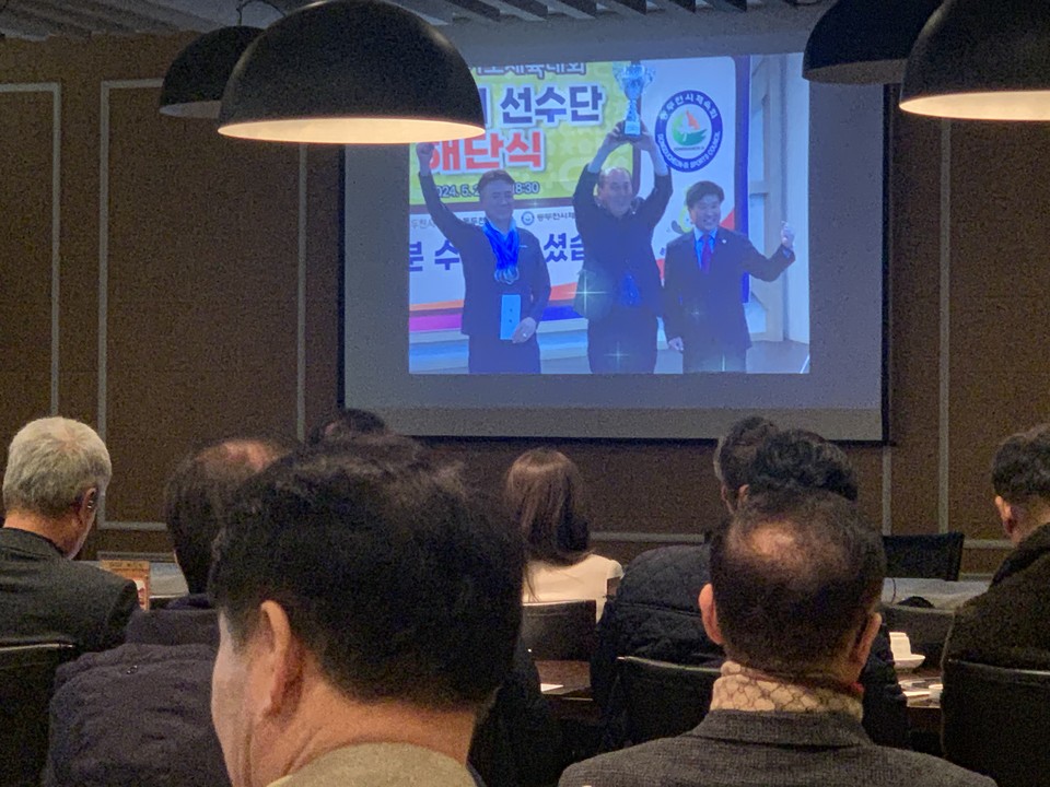 2일 오후 1시께 동두천시 당구연맹은 추철호 체육 회장, 임상오 경기도의회 안전위원장 및 시의원 등 관계자 100여 명이 참석한 가운데 지행동의 한 음식점에서 회장 이취임식을 개최했다. (사진=오기춘 기자)