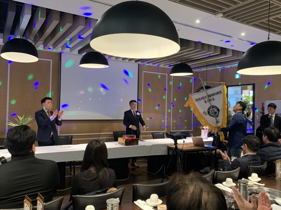 2일 오후 1시께 동두천시 당구연맹은 추철호 체육 회장, 임상오 경기도의회 안전위원장 및 시의원 등 관계자 100여 명이 참석한 가운데 지행동의 한 음식점에서 회장 이취임식을 개최했다. (사진=오기춘 기자)