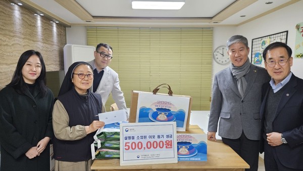 법무부 양주출입국·외국인사무소 및 양주출입국 사회통합지역협의회가 2025년도 을사년(乙巳年)을 맞아 최근 두 차례에 걸쳐 천주교 양주 백석 이주여성 쉼터와 광적 베타니아 이주민사역장 등 소외 외국인 지원 단체 및 가정에 직원들이 모은 성금과 사회통합지역협의회에서 지원한 쌀 등을 전달했다. (사진제공=양주출입국·외국인사무소)