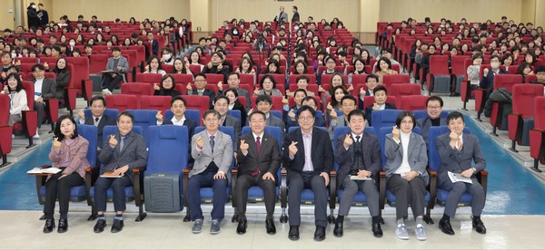 인천광역시교육청이 3일 전 직원이 참여하는 월례 행복소통만남회의에 유정복 인천시장을 초청해 특강을 개최했다. (사진제공=인천시교육청)