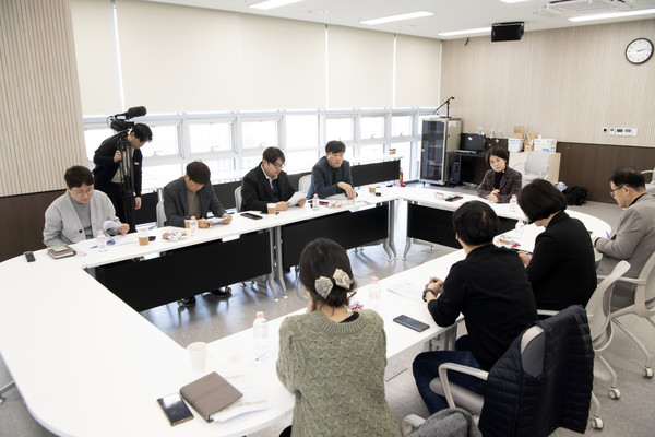 유영숙 의원을 대표의원으로 하는 ‘김포시 BTL-BTO 활용방안 연구회’가 첫 모임을 갖고 활동 계획 등을 논의하고 있다. (사진제공=김포시의회)