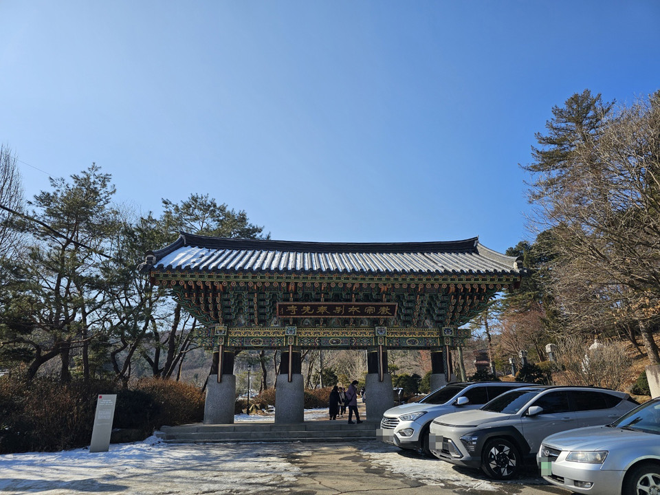 3일 오전 남양주시 진접읍 봉선사에 가족들의 안녕과 평안을 기원하는 불공을 들이기 위해 불자들의 행렬이 이어지고 있다. (사진=이건구 기자)