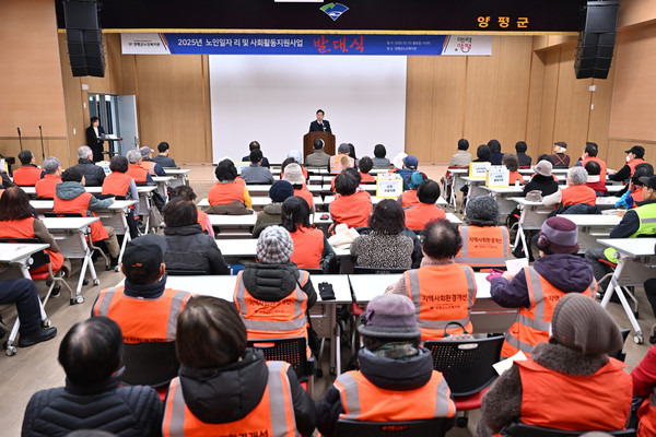 양평군노인복지관에서 열린 '2025년 노인 일자리 사업' 발대식에서 전진선 군수가 축사를 겸한 인사말을 하고 있다. (사진제공=양평군)