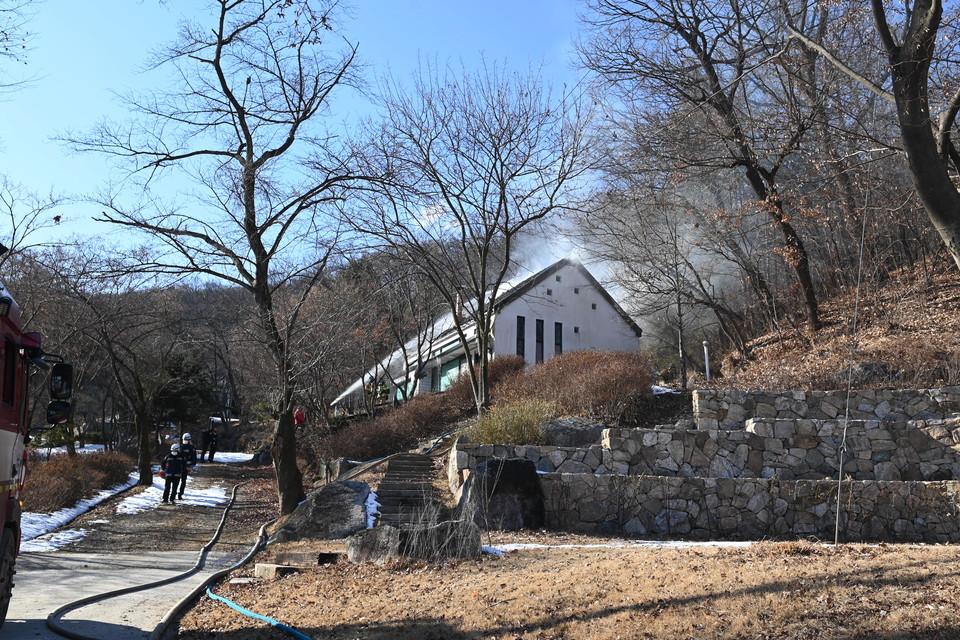 5일 2시52분께 광주시 초월읍의 한 단독주택에서 불이 나 신고를 받고 출동한 소방당국에 의해 약 32분 만인 오후 3시24분께 모두 진화됐다. 불은 화목보일러가 과열되면서 발행한 것으로 추정되고 있다. (사진제공=경기도소방재난본부)