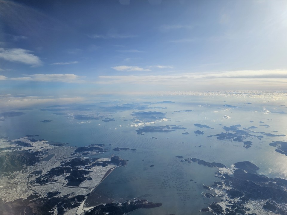 6일 오전 9시10분 제주에서 출발해 강원도까지 오는 비행기에서 약 1시간 동안 흰 눈 덮인 대한민국 곳곳을 둘러봤다. (사진=김광섭 기자)