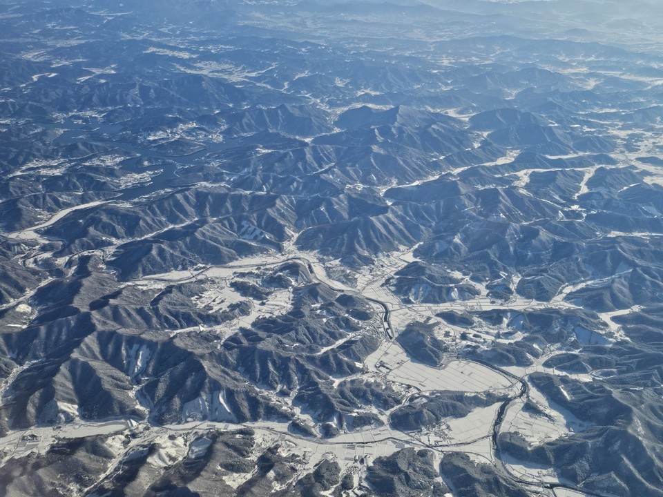 6일 오전 9시10분 제주에서 출발해 강원도까지 오는 비행기에서 약 1시간 동안 흰 눈 덮인 대한민국 곳곳을 둘러봤다. (사진=김광섭 기자)