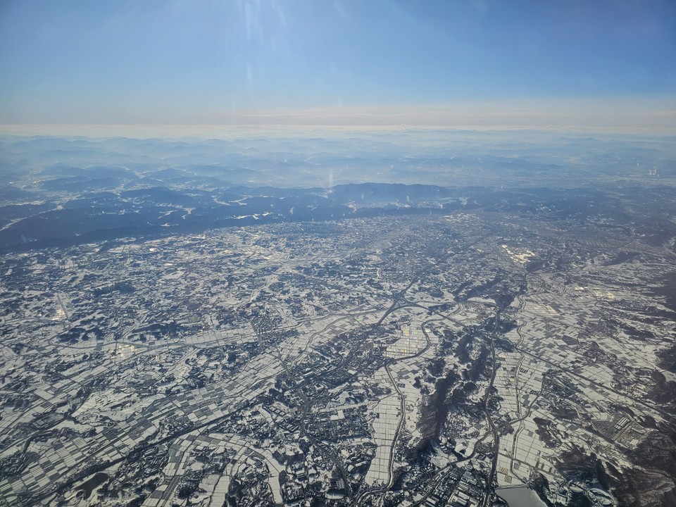6일 오전 9시10분 제주에서 출발해 강원도까지 오는 비행기에서 약 1시간 동안 흰 눈 덮인 대한민국 곳곳을 둘러봤다. (사진=김광섭 기자)