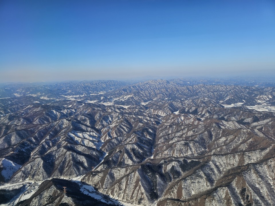 6일 오전 9시10분 제주에서 출발해 강원도까지 오는 비행기에서 약 1시간 동안 흰 눈 덮인 대한민국 곳곳을 사진에 담았다. (사진=김광섭 기자)