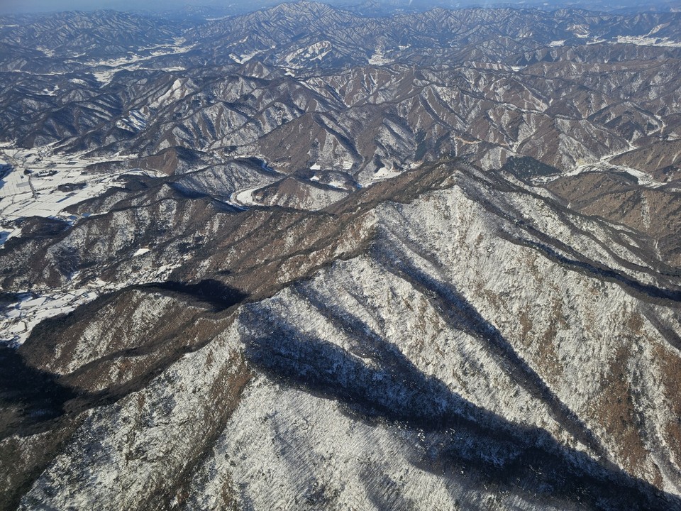6일 오전 9시10분 제주에서 출발해 강원도까지 오는 비행기에서 약 1시간 동안 흰 눈 덮인 대한민국 곳곳을 사진에 담았다. (사진=김광섭 기자)