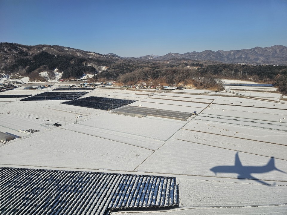 6일 오전 9시10분 제주에서 출발해 강원도까지 오는 비행기에서 약 1시간 동안 흰 눈 덮인 대한민국 곳곳을 사진에 담았다. (사진=김광섭 기자)