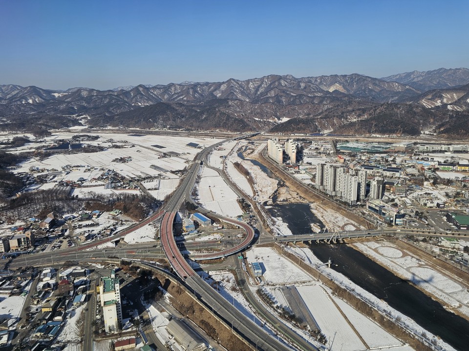 6일 오전 9시10분 제주에서 출발해 강원도까지 오는 비행기에서 약 1시간 동안 흰 눈 덮인 대한민국 곳곳을 사진에 담았다. (사진=김광섭 기자)